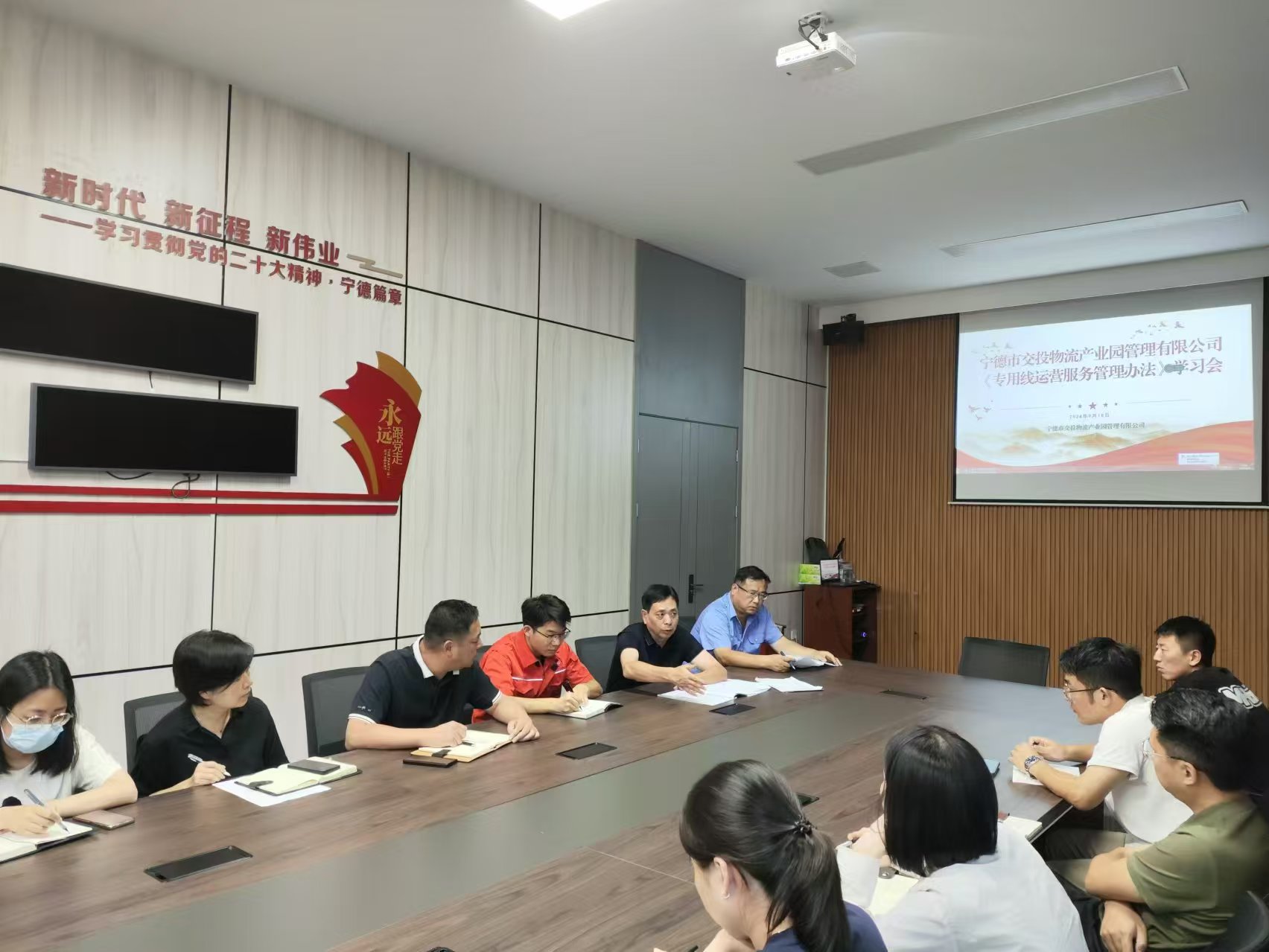 福州鐵路物流中心寧德鐵路物流營業(yè)部領(lǐng)導(dǎo)深入寧德陸港開展愛車宣傳活動，張長明拍攝.jpg